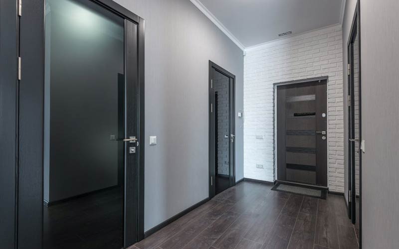 Czarne szklane drzwi - efektowny akcent w twoim wnętrzu czy ryzyko projektowe?