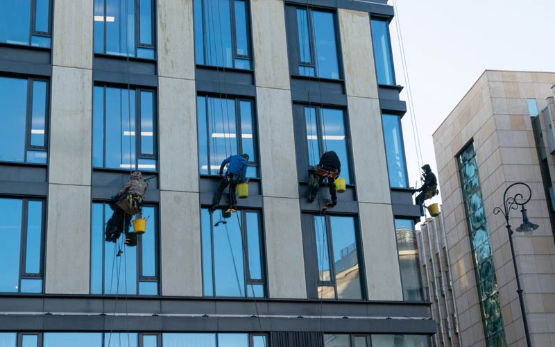 Czyste przeszklenia w biurowcu - jak to zrobić?