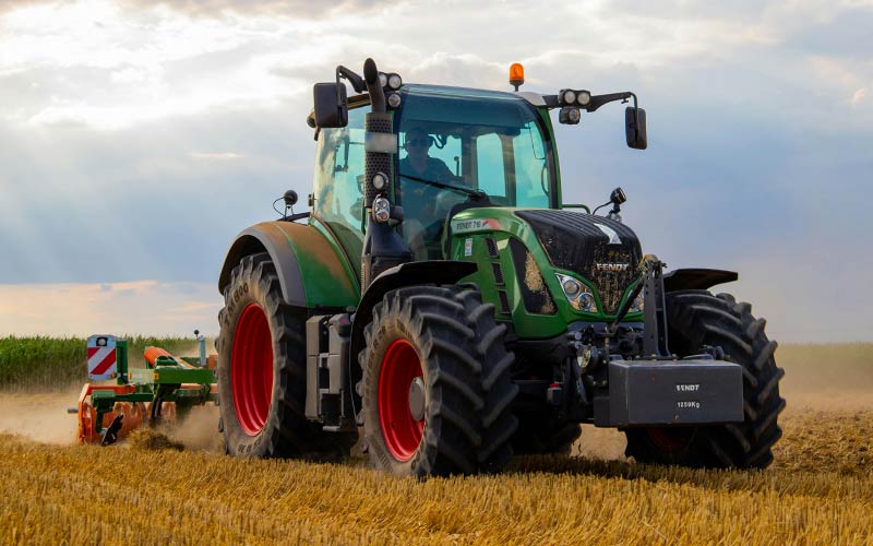 Lampy LED 12V do ciągnika - skuteczne i energooszczędne oświetlenie do pracy w każdych warunkach