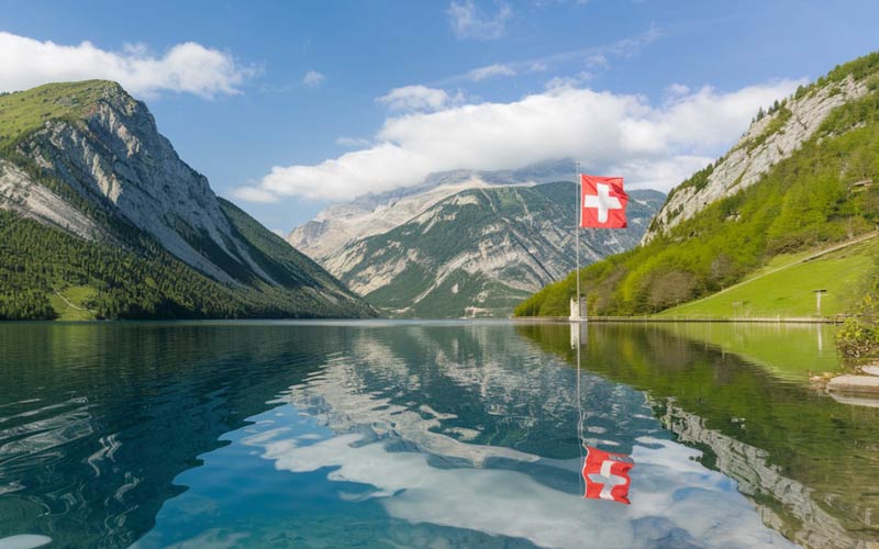 Praca w Szwajcarii - plusy i minusy. Czy najwyższe zarobki w Europie są warte wysiłku?