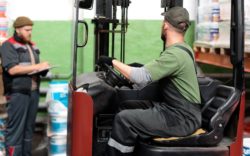 Kiedy powinno się wykonać przegląd wózka widłowego?