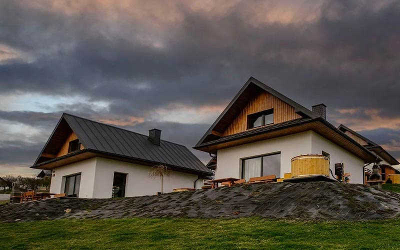 Szczytowisko całorocznie - domki dostępne zimą i latem, co oferuje okolica